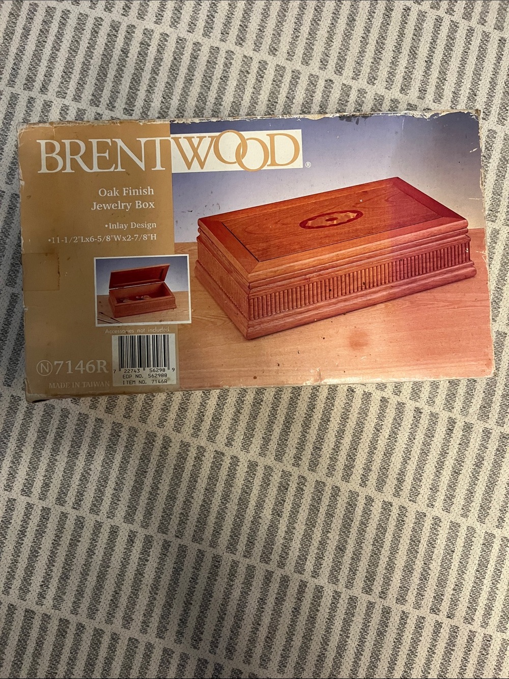 Vintage Brentwood Oak Finish Jewelry Box in Brown brand new in box